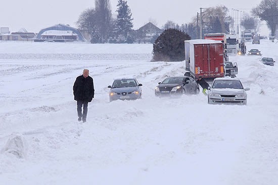 Pastor cancela culto para salvar 200 motoristas presos no gelo