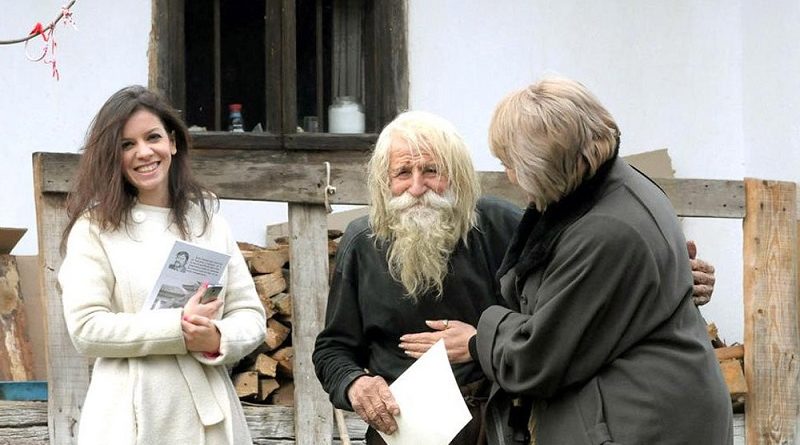 O morador de rua de 98 anos doa tudo que ganha para ajudar pessoas