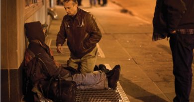 Médico se veste de mendigo há 20 anos para tratar moradores de rua de graça