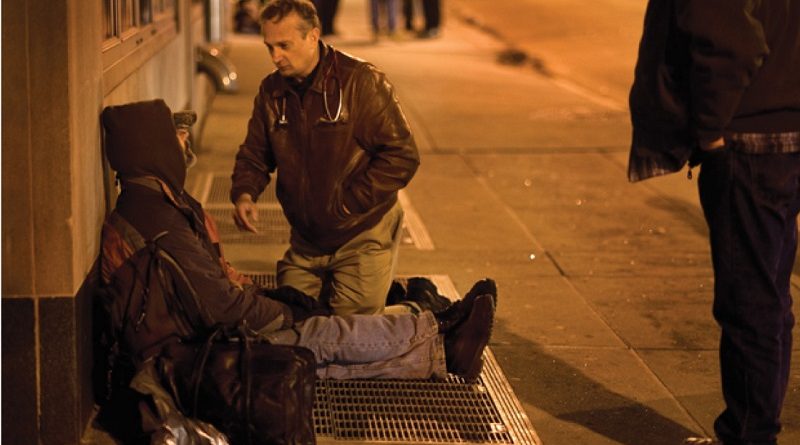 Médico se veste de mendigo há 20 anos para tratar moradores de rua de graça