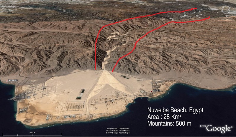 Praia de Nuweiba / Golfo de Aqaba - Destaque em vermelho a ravina que conduzia o povo hebreu para a única saída: a praia de Nuweiba