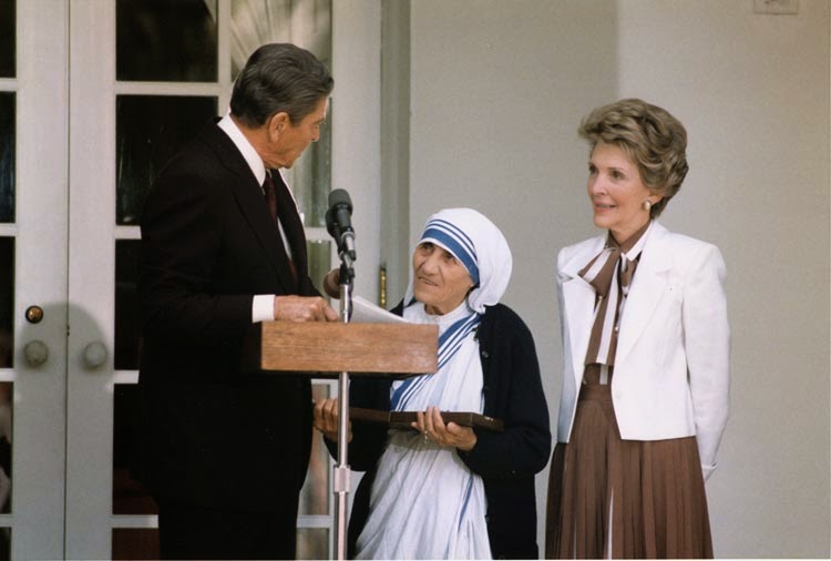 Presidente Reagan presenteando a Madre Teresa com a Medalha Presidencial da Liberdade em 1985.