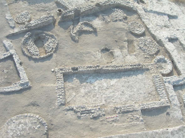 O silo onde foi encontrada a sepultura: localizada no canto superior esquerdo.