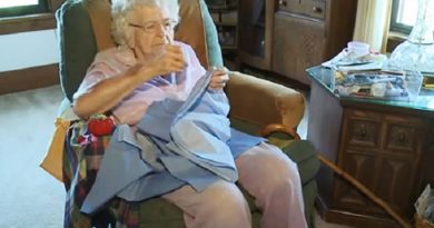 Senhora de 99 anos faz um vestido por dia para meninas da África