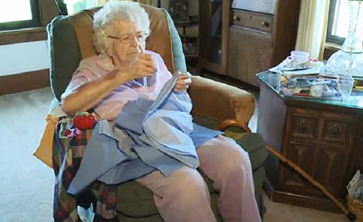 Senhora de 99 anos faz um vestido por dia para meninas da África