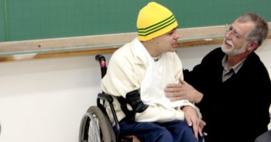 Pai larga profissão para descobrir remédio de doença degenerativa do filho