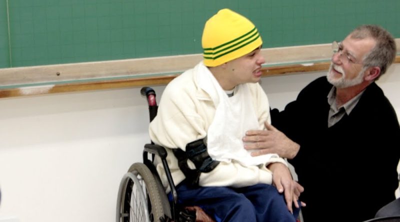 Pai larga profissão para descobrir remédio de doença degenerativa do filho