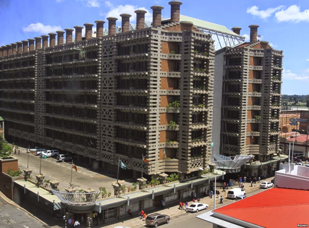  Eastgate Center (Shopping Center e salas comerciais, vide imagem à esquerda), na cidade de Hare, no Zimbábue