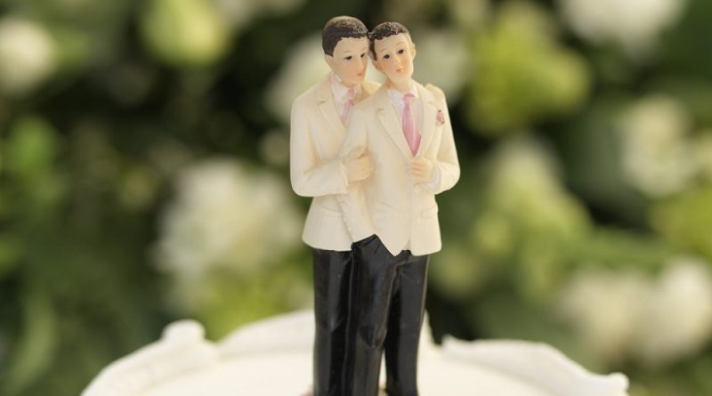 Confeitaria se recusa a fazer bolo de casamento gay e caso foi parar na Justiça - Direito do Confeiteiro ou do Casal gay?