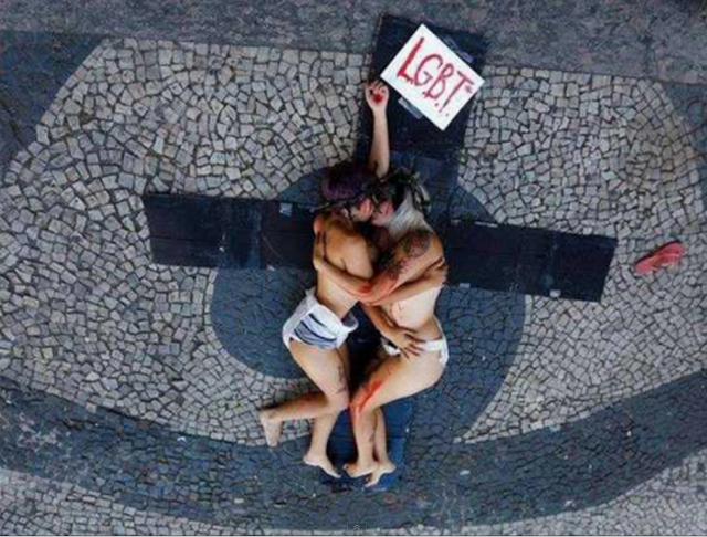 Protesto feminista que Sara Winter organizou em frente a Igreja da Candelária no Rio de Janeiro