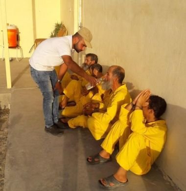 Sadiq oferecendo água para militantes do Estado Islâmico. (Foto: Preemptive Love)