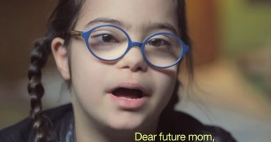 França censura vídeo de crianças com Down: sorriso delas é perturbador
