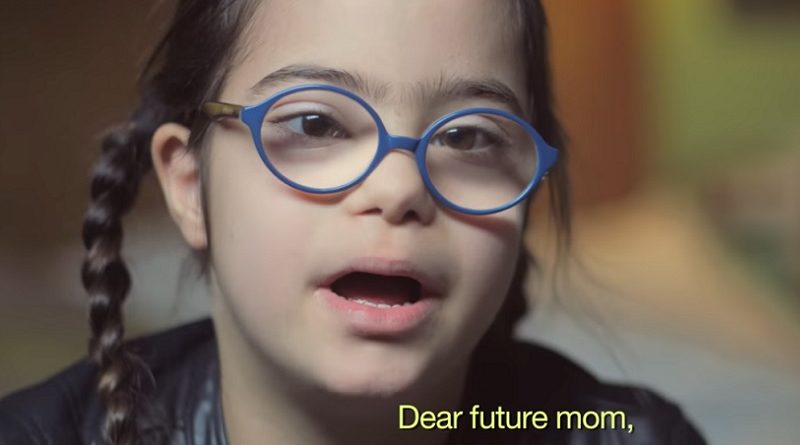 França censura vídeo de crianças com Down: sorriso delas é perturbador