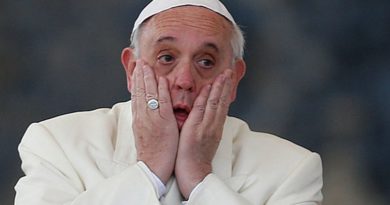 Grupo de cardeais acusa papa Francisco de heresia